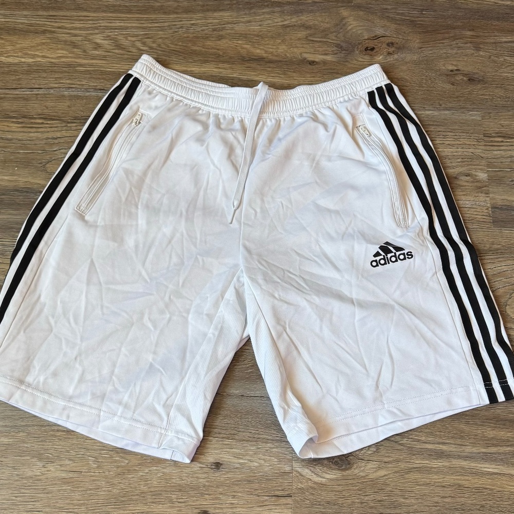 ADIDAS - MEN’S MEDIUM SHORTS - LIKE NEW
